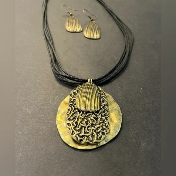 Necklace & Earring Set- Black & Gold - Picture 3 of 5